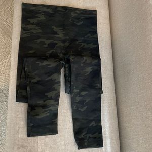 Spanx Look at Me Now Seamless Leggings Sz Small 
Available: green and black camo